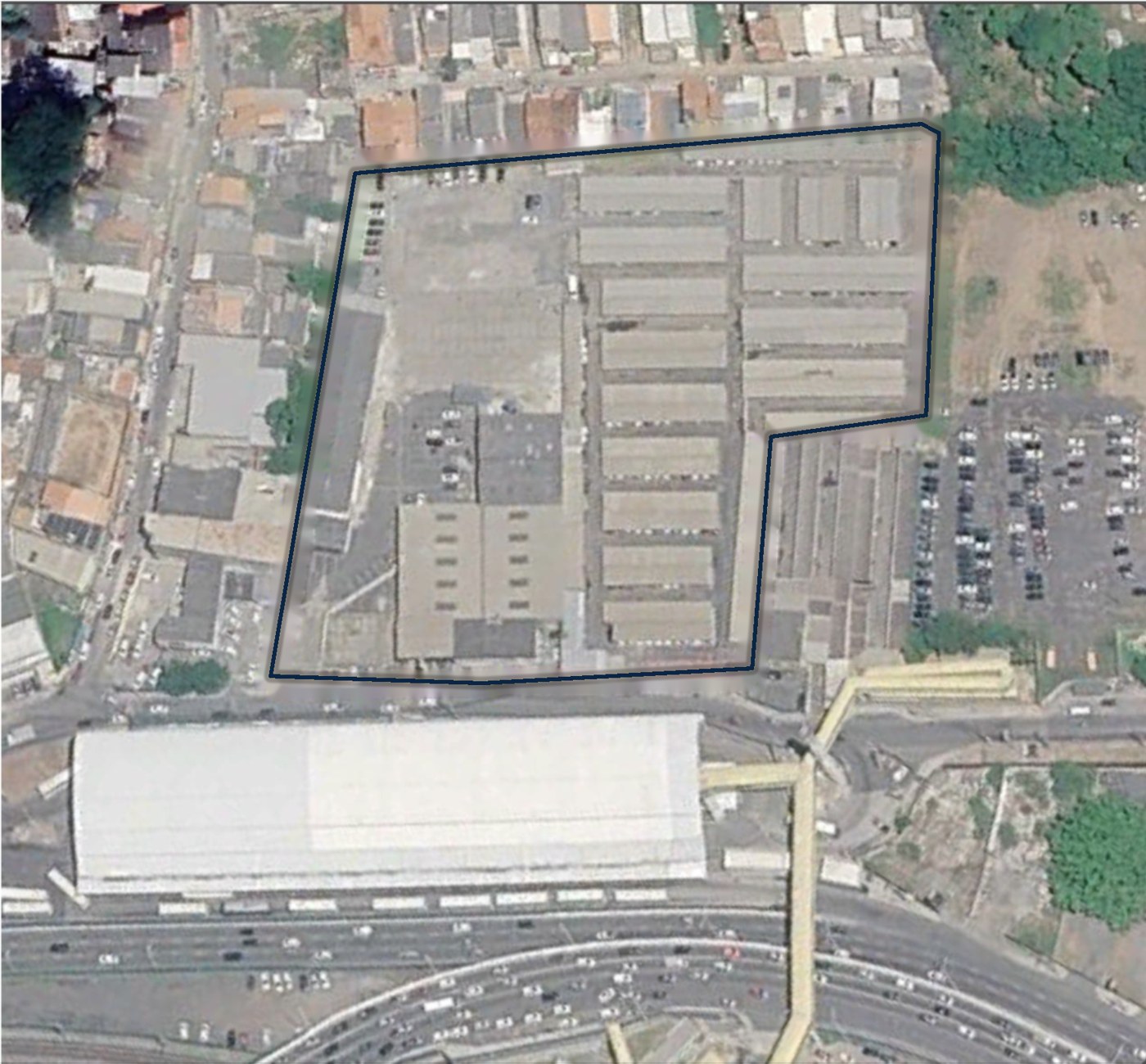 Vista de satélite do terreno HUB-SSA com contorno em navy — em frente à Estação Aeroporto de Salvador, adjacente à BA-099